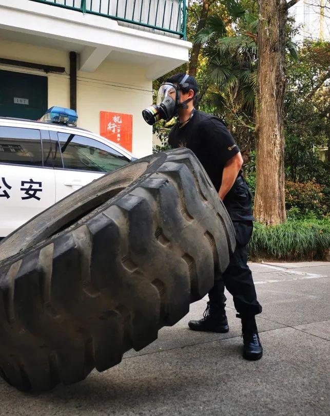 LOL官方公认的全能英雄有哪些？他们的特点是什么？