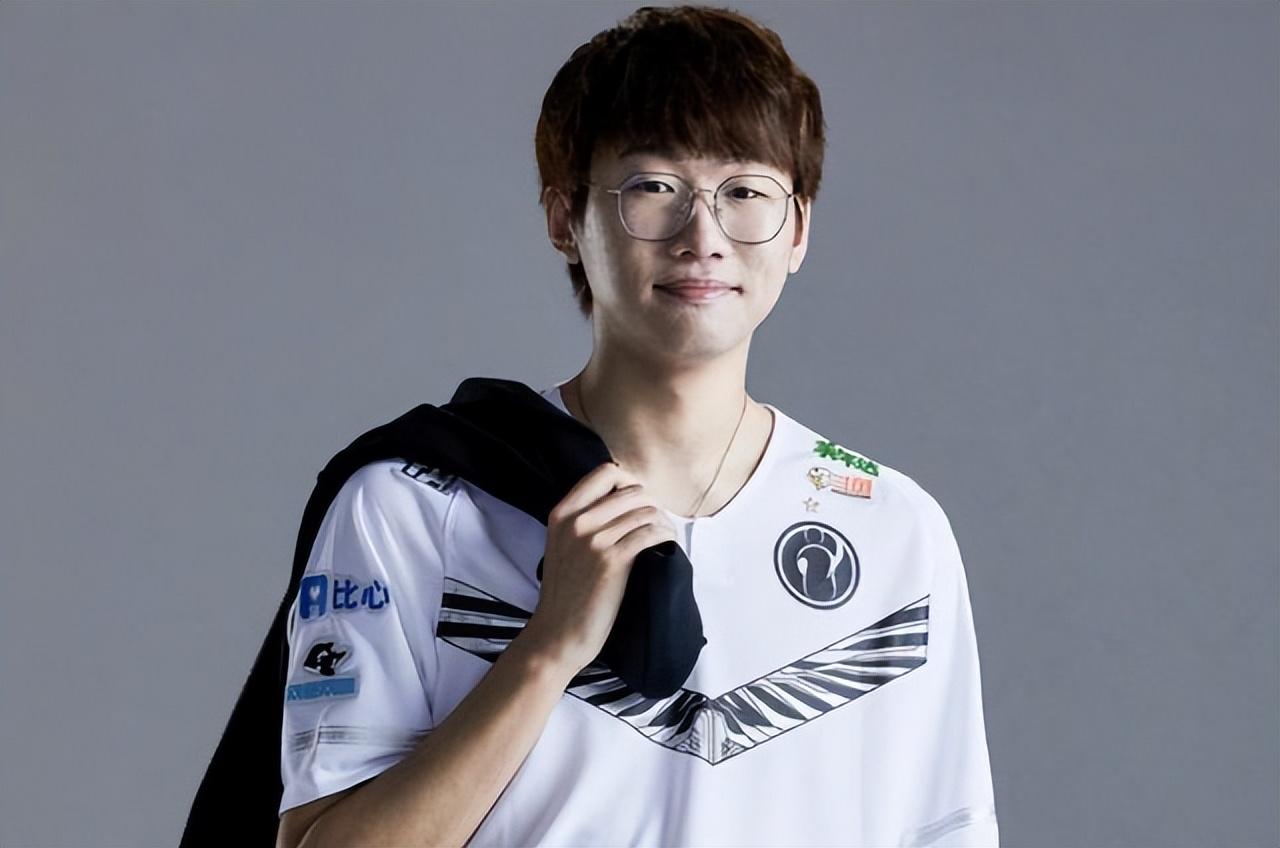 如何选择AD卡牌的最佳出装？哪些装备能提升其战斗力？